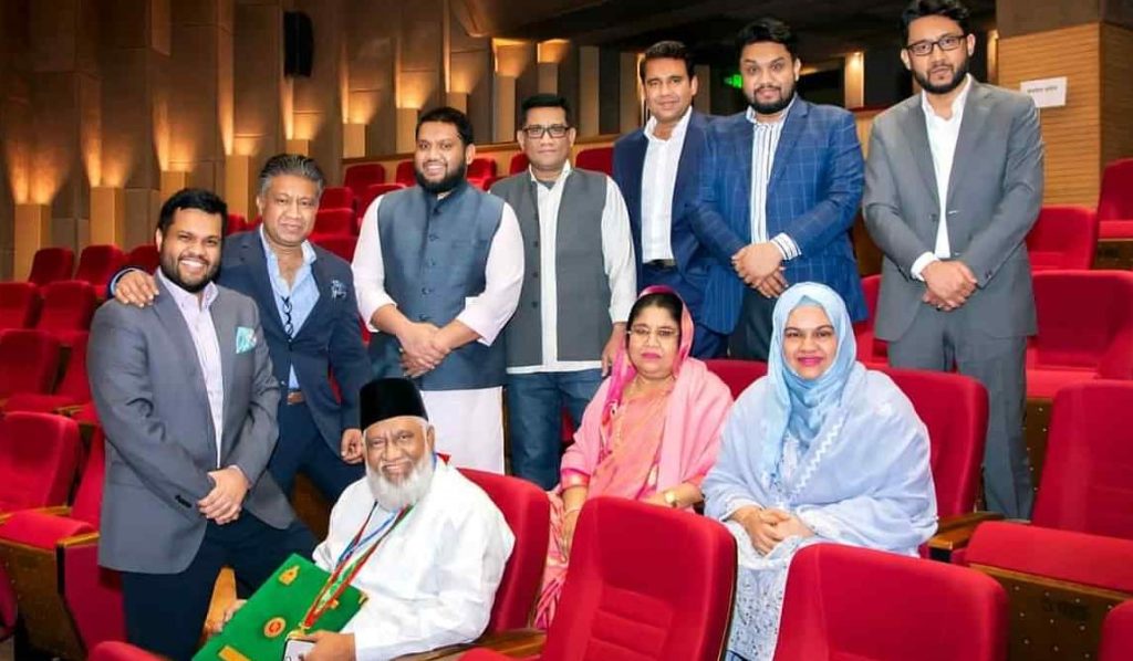 Sufi Mohammed Mizanur Rahman, with his seven sons and one daughter and wife - theincap